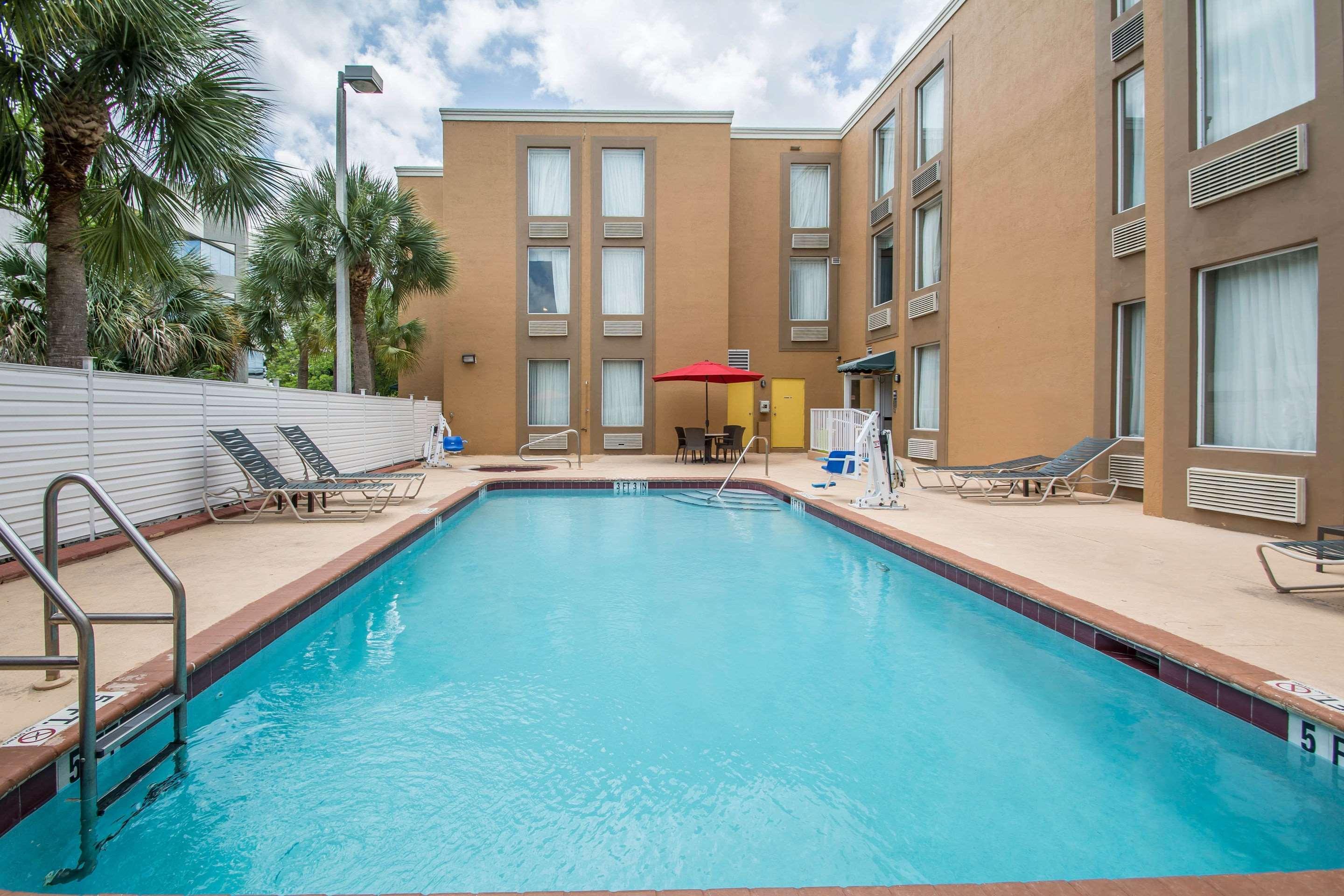 Comfort Inn & Suites Fort Lauderdale West Turnpike Lauderdale Lakes Exterior foto